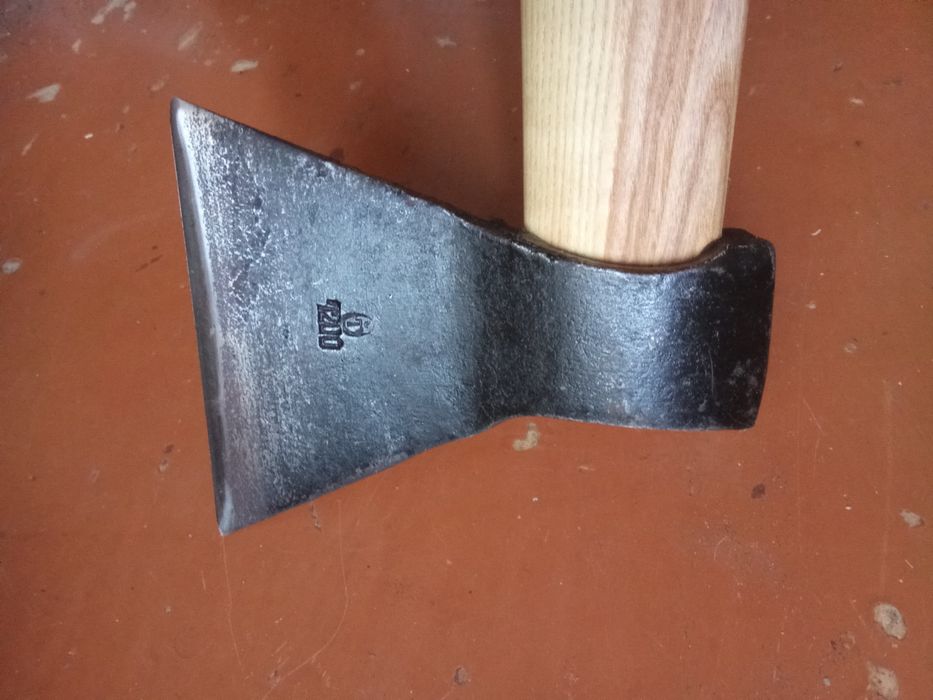 Топор новый  с новым топорищем тех времён