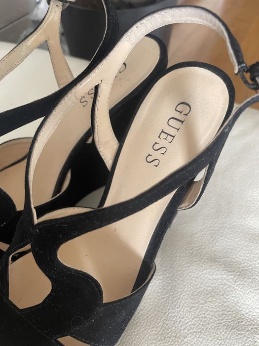 Czarne sandalki na koturnie guess 38,5