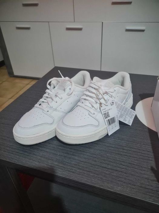 Adidas brancas e bejes