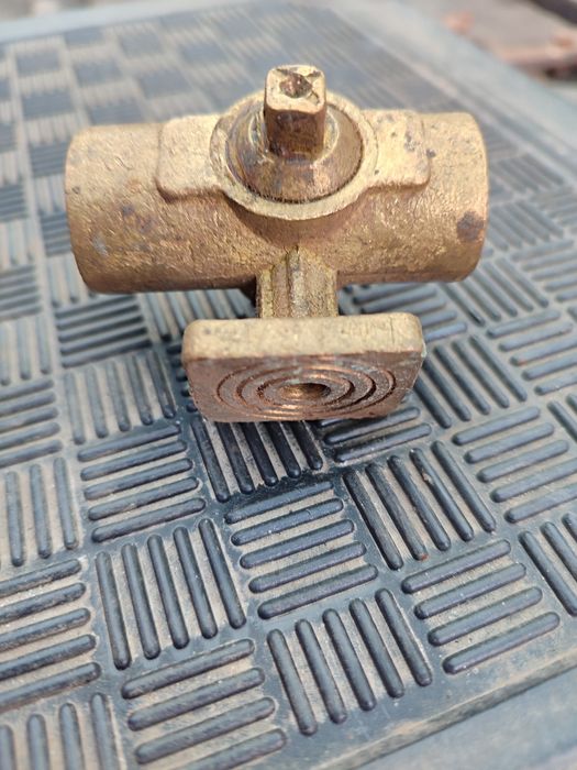 Продам кран трёхходовой для манометра. новый 250гр шт.