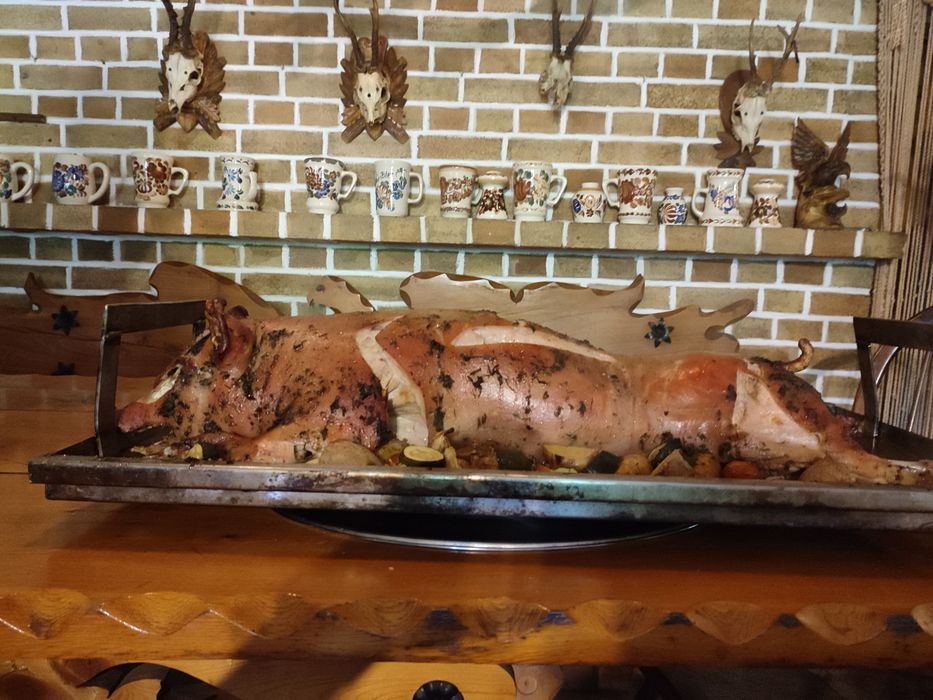 Prosiak ,jagnięcina,udźce,pieczone w piecu ziemnym