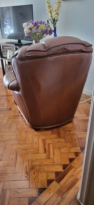 Sofá de pele castanho