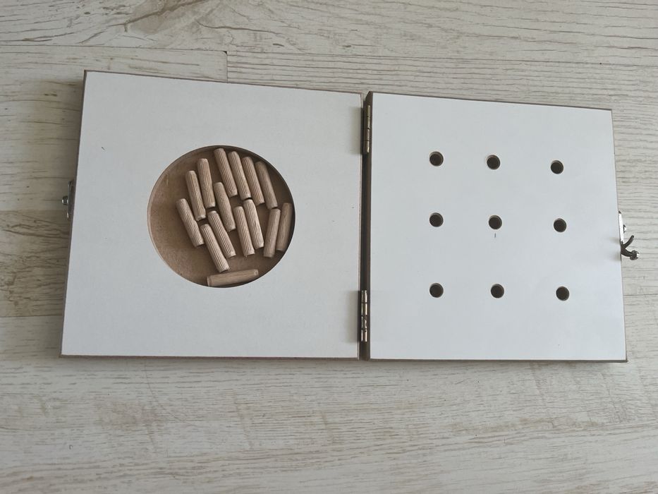 Тест 9 кілочків для дрібної моторики