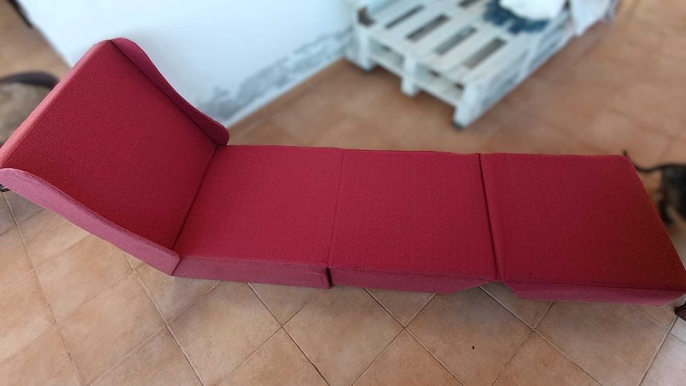 Sofá Cambalhota individual em tecido bordeaux