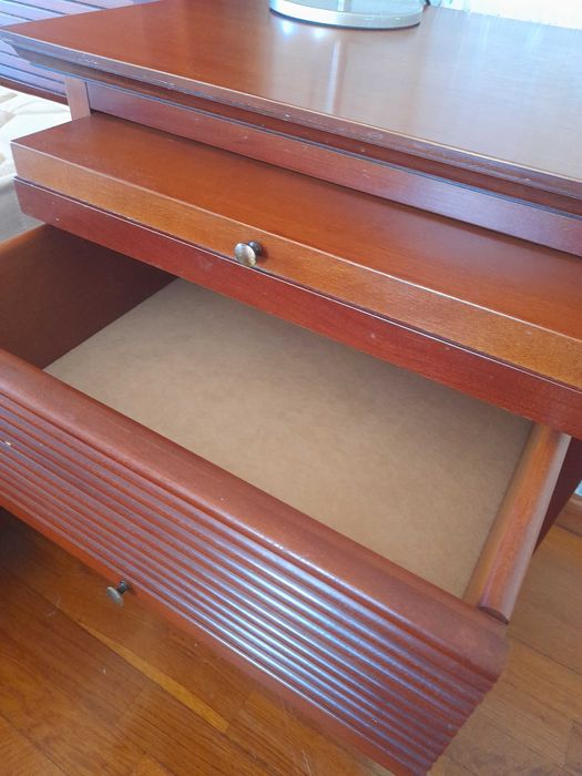 Mesas de cabeceira em cerejeira