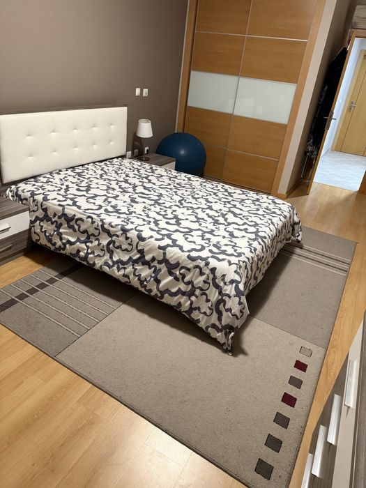 Cama + 2 mesas de cabeceira + uma comoda com espelho + sapateira + tapete + camiseiro