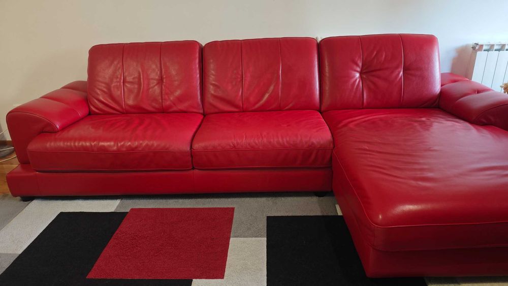 Sofá Chaise Longue (direta) em PELE Natural - Vermelho - 3m + Duas cadeiras de Madeira revistidas em PELE Natural