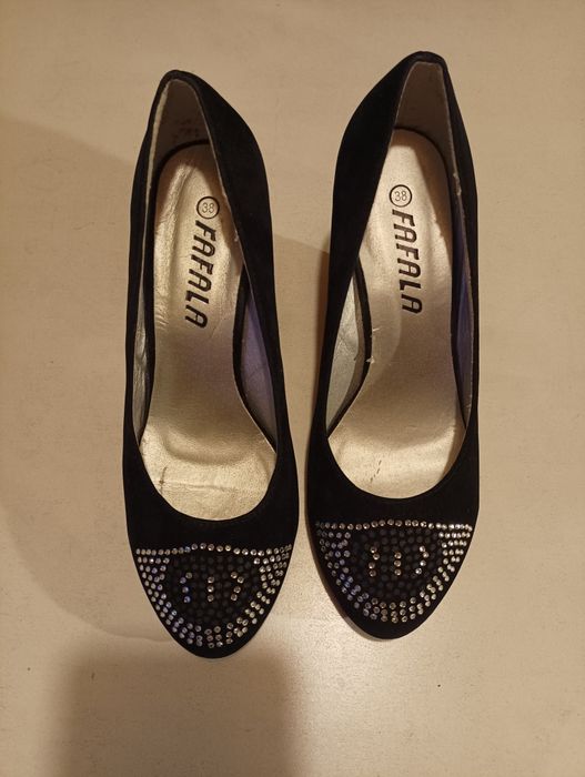 Sapatos em camurça em preto e vermelho,, de marca FAFALA, tamanho 38,usados duas vezes,como novosver