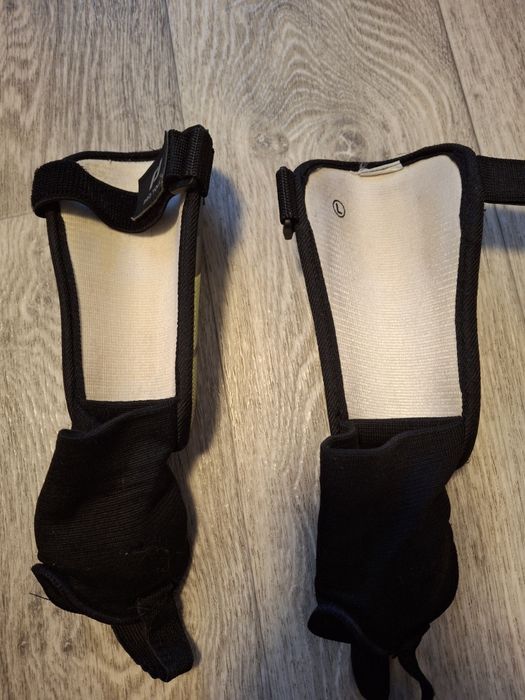 Щитки футбольные