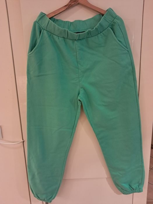 Zielone spodnie dresowe 42