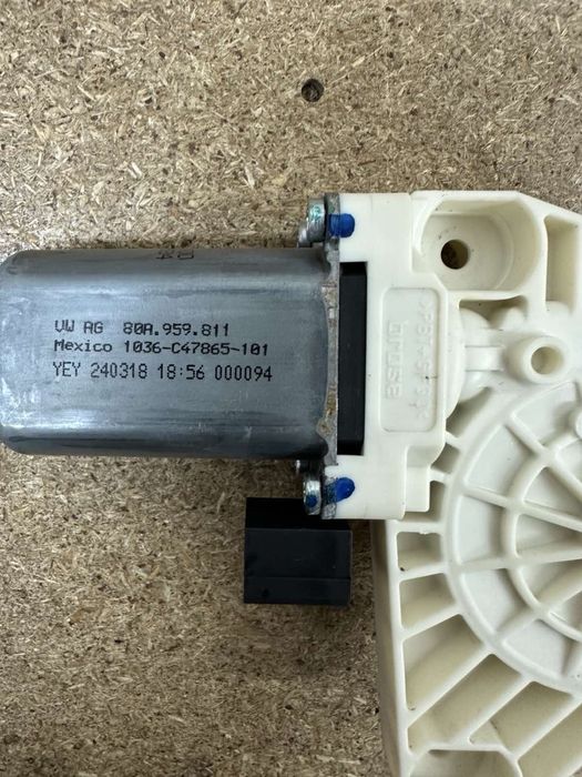 Моторчик склопідйомника Audi q5