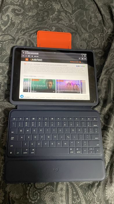 Apple iPad + Чохол-клавіатура Logitech Combo Touch (в ідеальному стані)