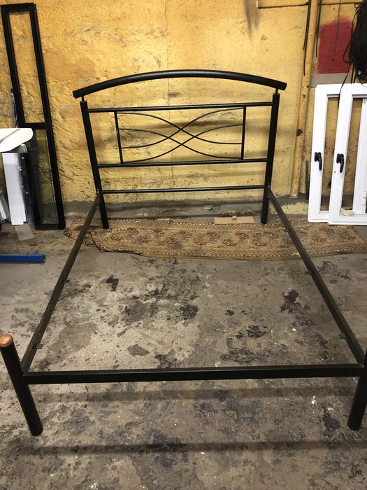 Cama de ferro castanho brilhante