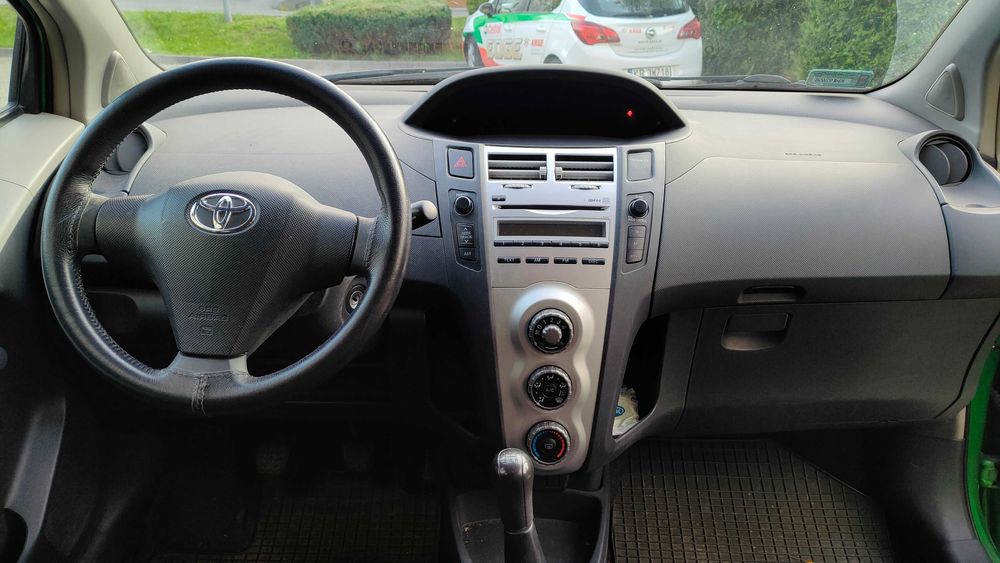 Toyota yaris 1.3 piękny kolor