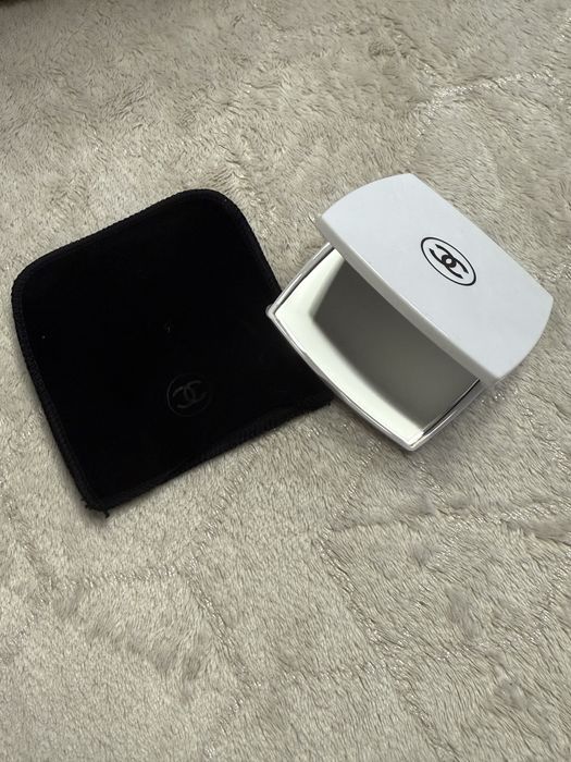 Białe lusterko kieszonkowe chanel beauty