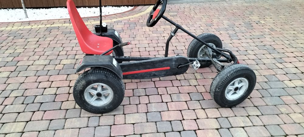 Duży gokart dziecięcy.