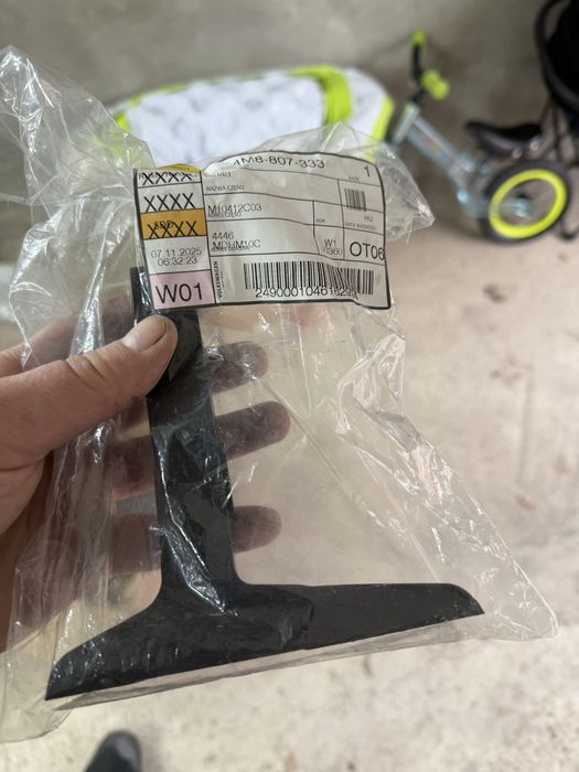 4M8807333 VAG Кронштейн бампера переднего левый