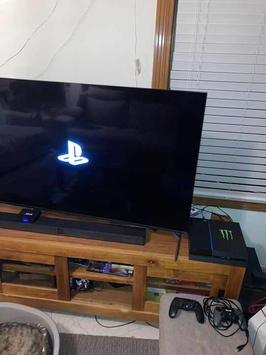 Consola Playstation 4 com 3 comandos