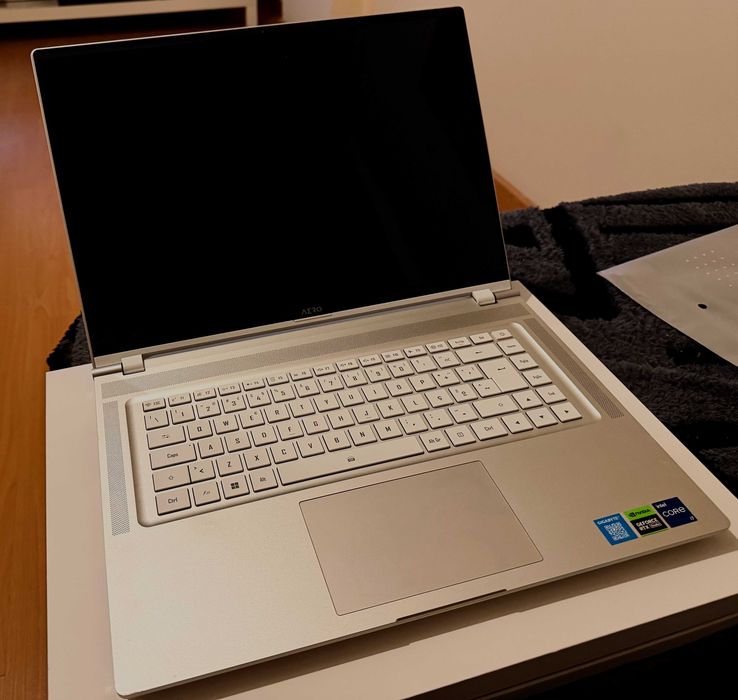 Portátil Gigabyte 16' OLED 4K