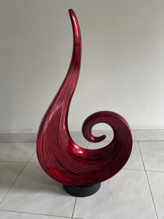 Escultura Decorativa Moderna em Espiral Vermelha e Preta