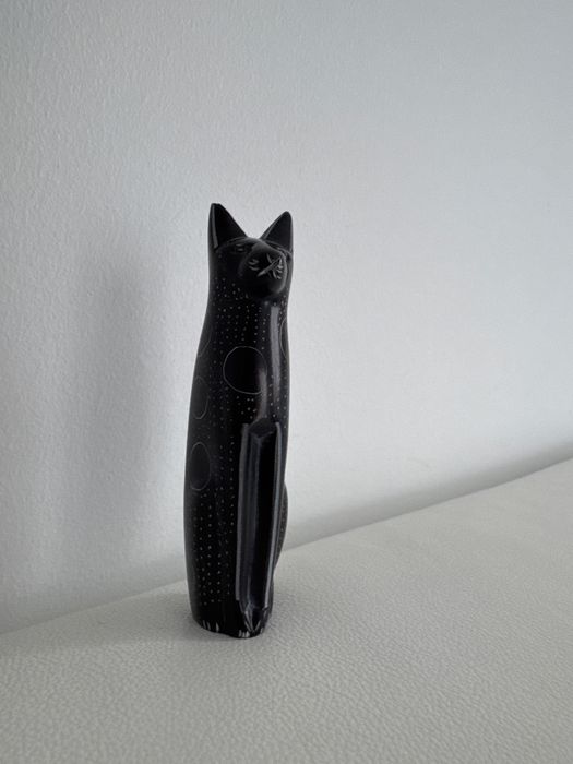 Figurka kota z kamienia , porcelany