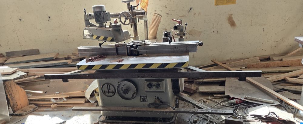 Frezarka dolnowrzecionowa z posuwam i bocznym wózkiem