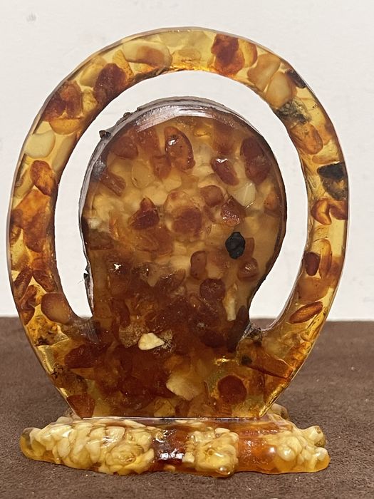 Stara Statuetka z Bursztynu i Tworzywa z Prl