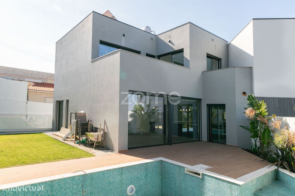 Moradia T3 com Piscina e Jardim no Zambujeiro – Alcabideche