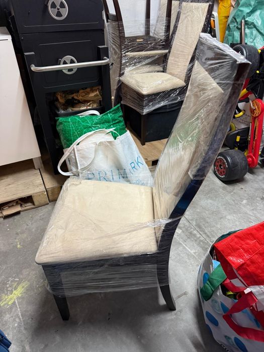 Cadeira de sala em camurça