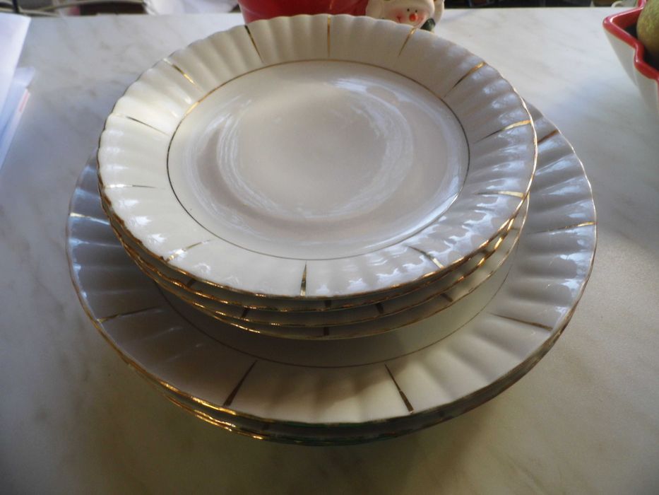 Talerze płytkie i deserowe porcelana Chodzież Iwona  "złota linia"