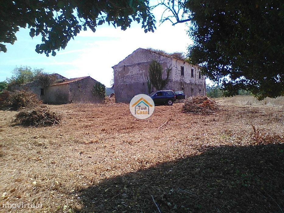 Moradia Histórica em Ruínas com Projeto para Turismo Rural em Telhado,