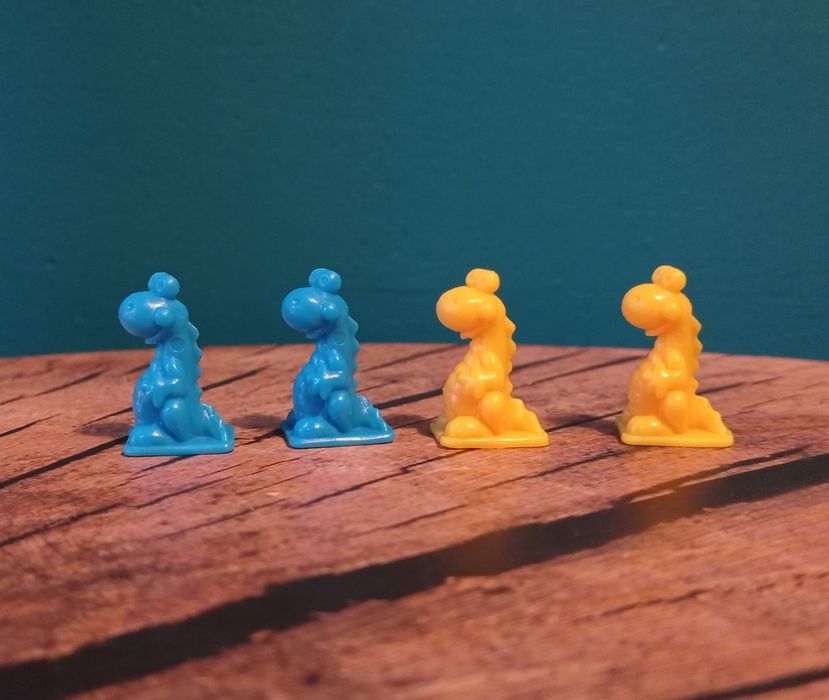 4 małe figurki dinozaury