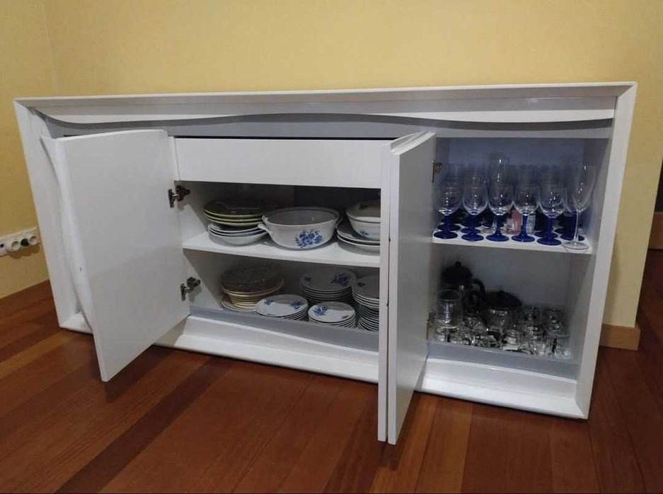 Aparador madeira lacado branco com pormenor cinza