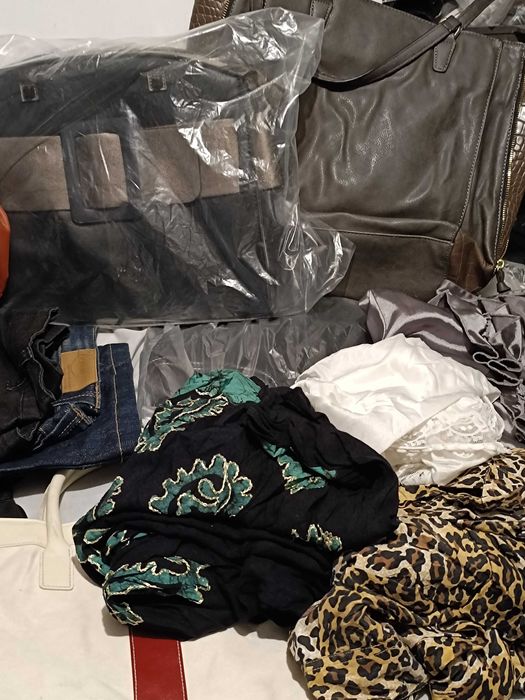 Conjunto de Bolsas, Calças e Camisas de Mulher