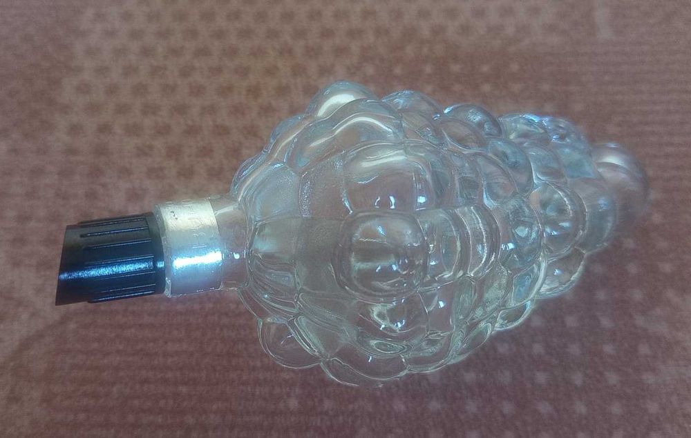 Flakon kolekcjonerski po starych perfumach z ZSRR winogrono