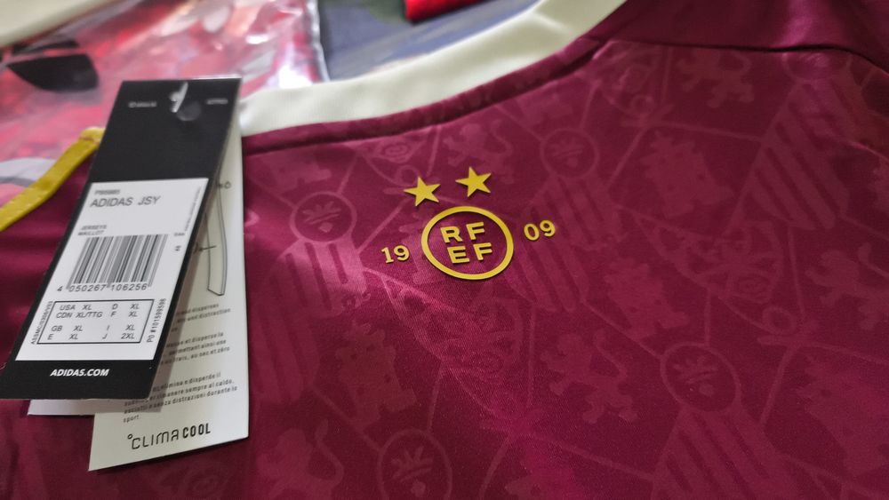 Camisola / Camisa Seleção Espanhola (Espanha) - Edição Especial Vermelho Bordeaux / Dourado - Nova