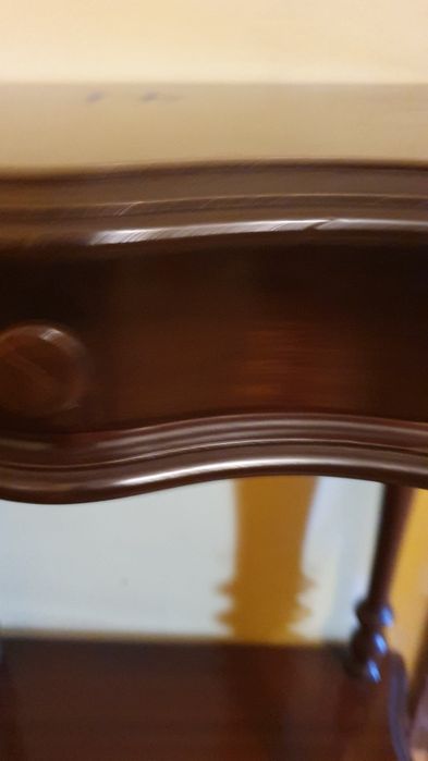 Mesa pequena de entrada em madeira