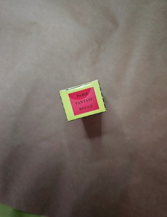 Batom e blush da Revolution (Emily in Paris)