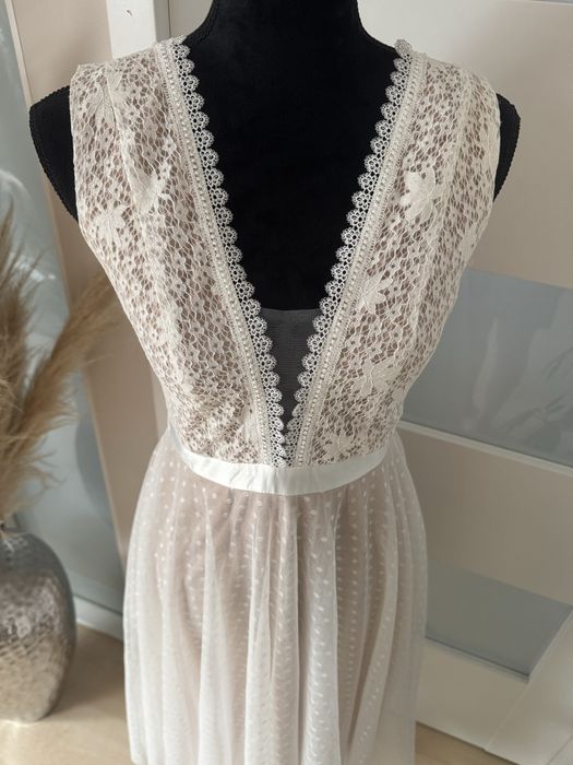 Biało-beżowa koronkowa sukienka w kropki z tiulem soky&soka