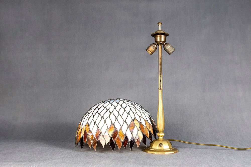 Stara mosiężna lampa gabinetowa z kloszem witrażowym w stylu Tiffany