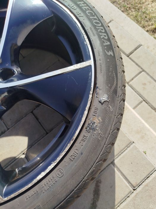 Sprzedam felgi aluminiowe z oponami.