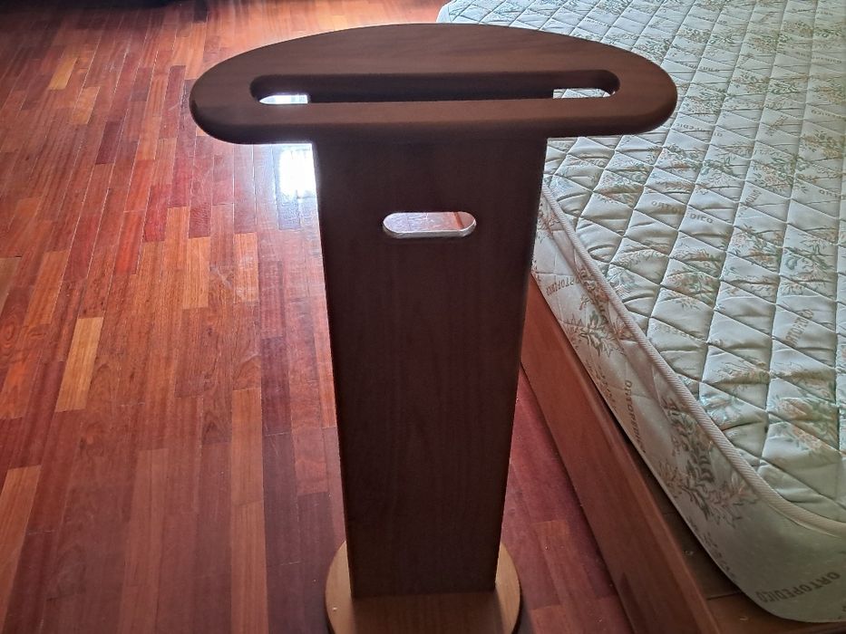 Cómoda, espelho e cabide todos em madeira de serne. Cómoda 220€.