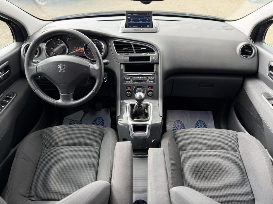 PEUGEOT 5008 2012