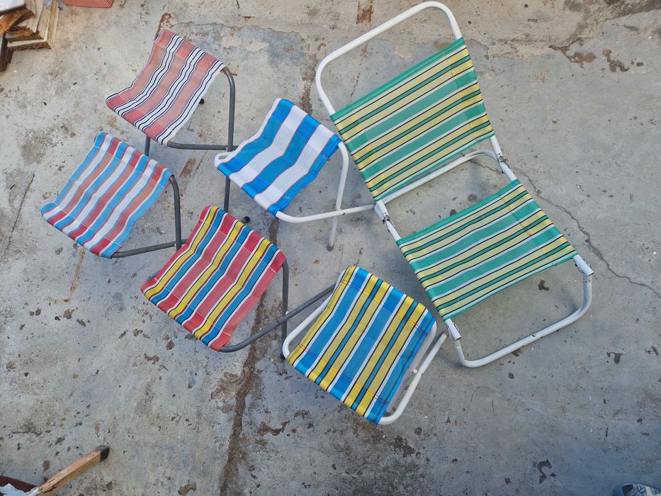 Bancos e cadeira de praia.
