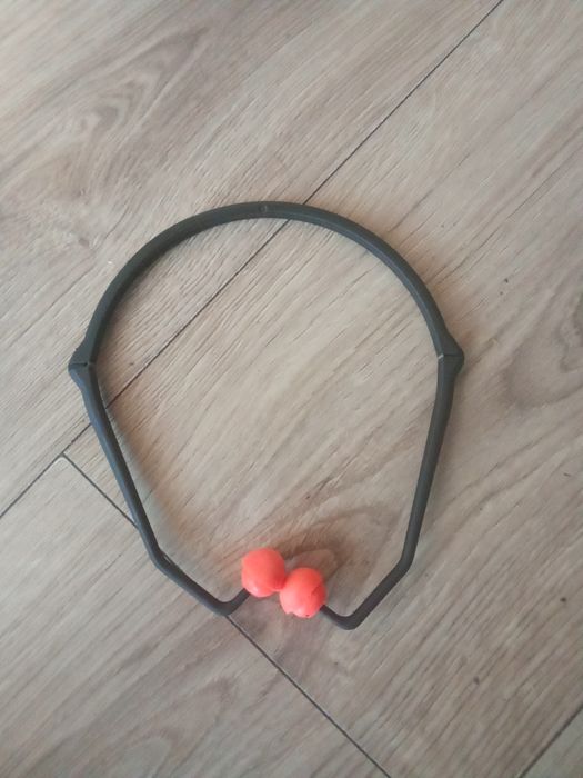 Zatyczki do uszu na opasce.