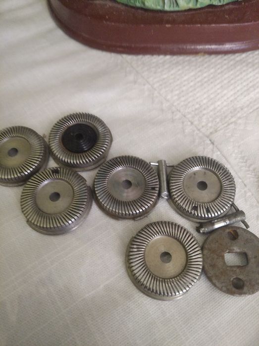 Детали электробритвы.