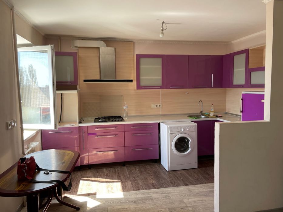 Продам квартиру 3 спальні+ кухня студія. Чорноморськ