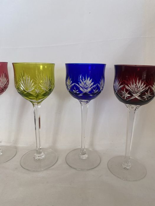 Copos em cristal de cores diversas
