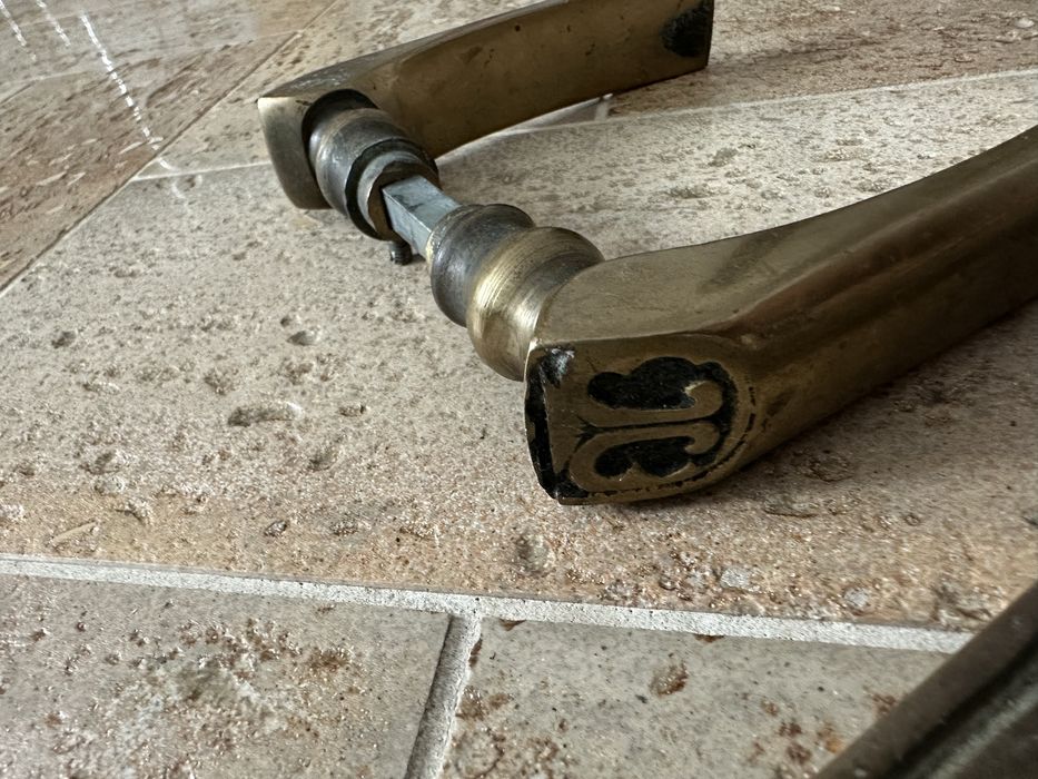 Piękna mosiężna klamka .