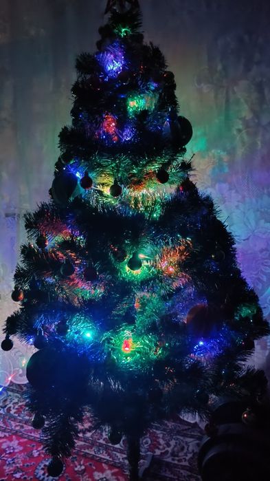 Искусственная ёлка 1.5м. + украшения + гирлянда